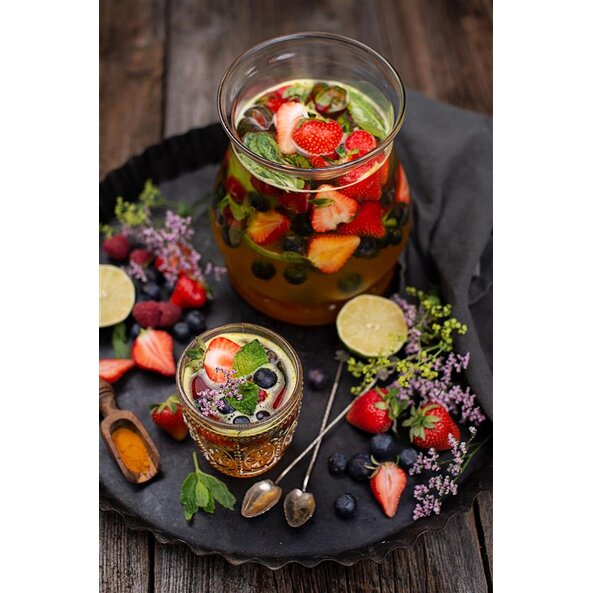 Prickelnde Kurkuma Beeren Bowle