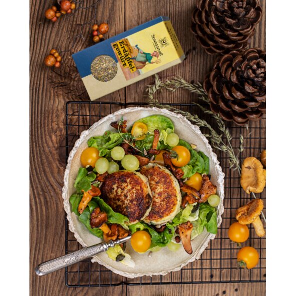 Erdäpfel Topfen Laibchen auf Herbstsalat