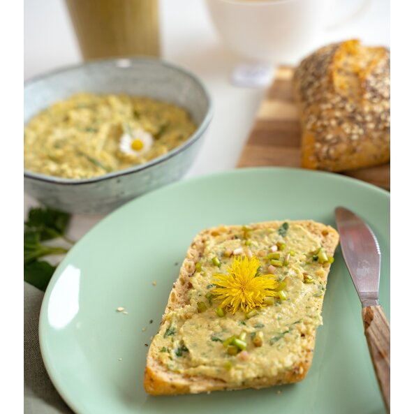 Wildkräuterhummus