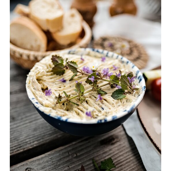 Kräuter-Blüten-Butter