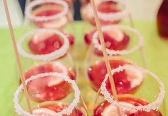 Auf dem Foto sind mehrere Weingläser mit Früchtetraum zu sehen. Die Gläser haben einen Zuckerrand. | © SONNENTOR