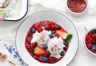 Mohneis mit Sommerbeeren-Kompott | © SONNENTOR