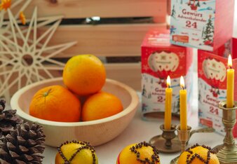 Auf dem Foto sind mehrere Orangen mit Gewürznelken zu sehen. In den Orangen sind mit den Gewürznelken verschiedene Motive gesteckt. | © SONNENTOR