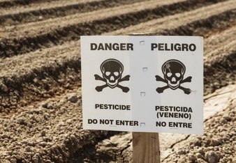 Foto von einem Warnschild auf dem steht - Danger Pesticide, do not enter | © SONNENTOR