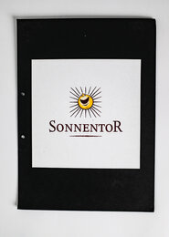 Das Bild zeigt die SONNENTOR Sonne, die schon schwarz-gelb ist mit dem SONNENTOR Schriftzug.  | © SONNENTOR