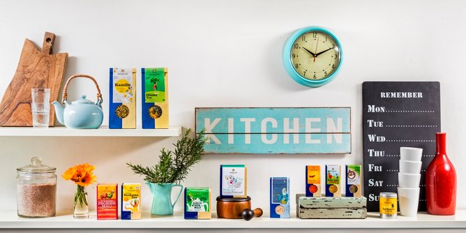 In the photo several Sonnentor products are placed in a kitchen. | © SONNENTOR