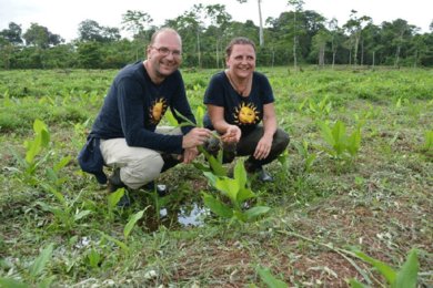 The photo shows two Sonnentor employees in Nicaragua in a turmeric field. | © SONNENTOR