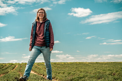 Andrea auf einem ihrer Felder | © SONNENTOR