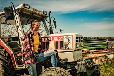 Starke Frauen fahren Traktor | © SONNENTOR