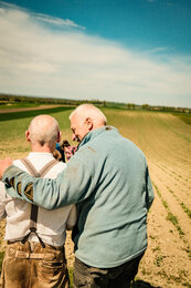 Johannes Gutmann zu Besuch bei Familie Schmidt | © SONNENTOR