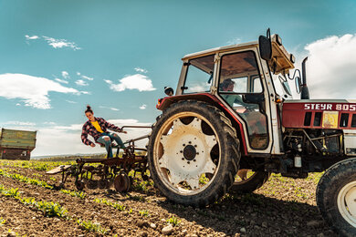 Starke Frauen fahren Traktor | © SONNENTOR