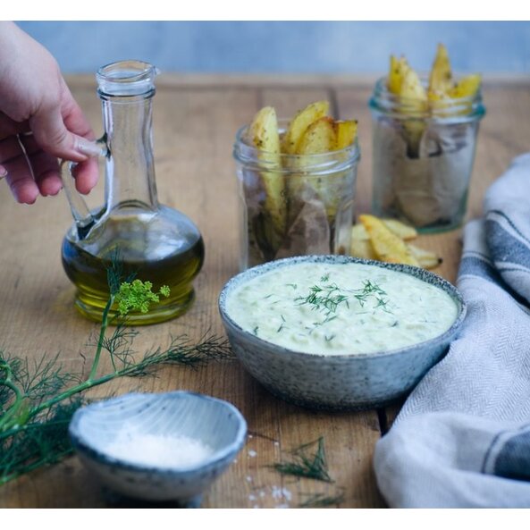 Avokádové tzatziki s pečenými bramborovými klínky