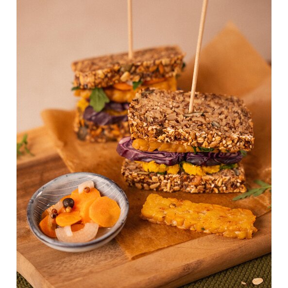 Sandwich mit Tempeh und selbstgemachtem Curry-Linsen-Aufstrich