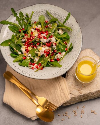 Löwenzahn-Salat mit Holunderblüten-Dressing  | © SONNENTOR