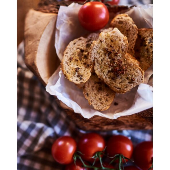 Brotchips mit Tomatenflocken-Öl