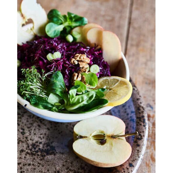 Basischer Rotkrautsalat mit Apfel und Walnüssen