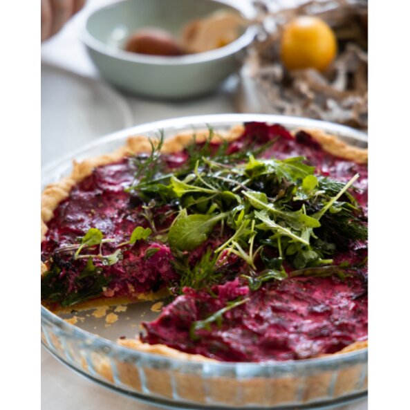 Quiche mit Roten Rüben, Kren und Pflücksalat-Haube