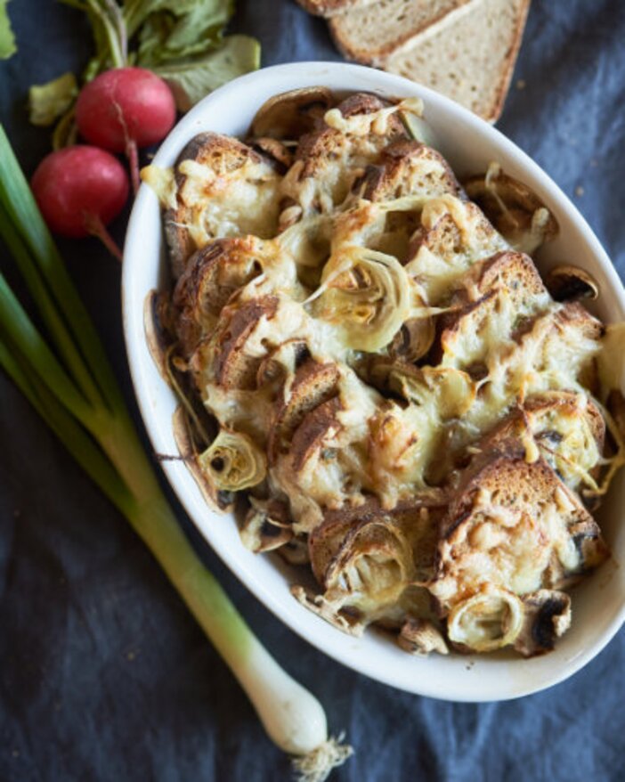 Pikanter Brotauflauf mit einer Prise Glück - SONNENTOR.com