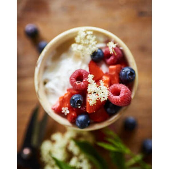 Beeriges Holunderjoghurt mit Kardamom