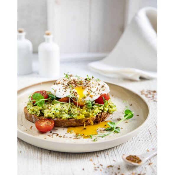 Erbsen-Mash auf Sauerteigbrot