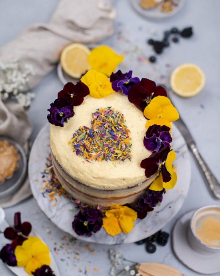 Muttertagstorte mit Blüten und Buttercreme - SONNENTOR.com