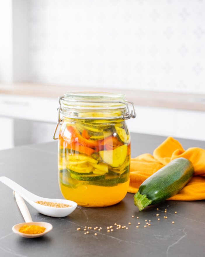 Eingelegte Zucchini süß-sauer - SONNENTOR.com Eingelegte Zucchini süß-sauer - SONNENTOR.com