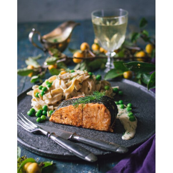 Veganes Lachsfilet auf Tagliatelle