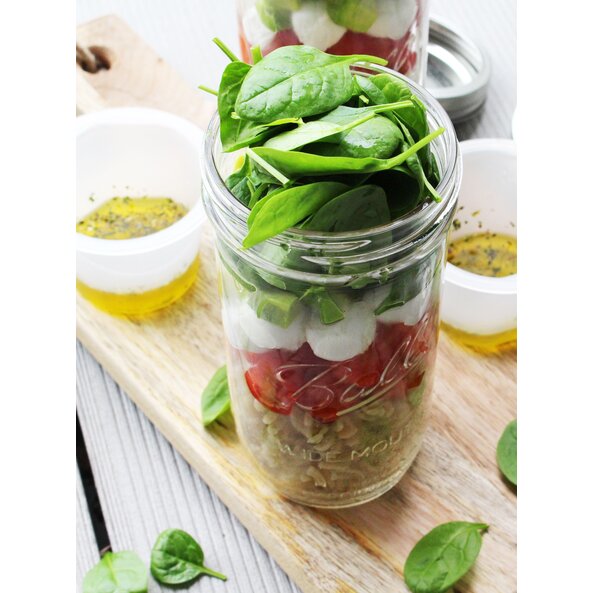 Bunter Caprese-Salat im Glas