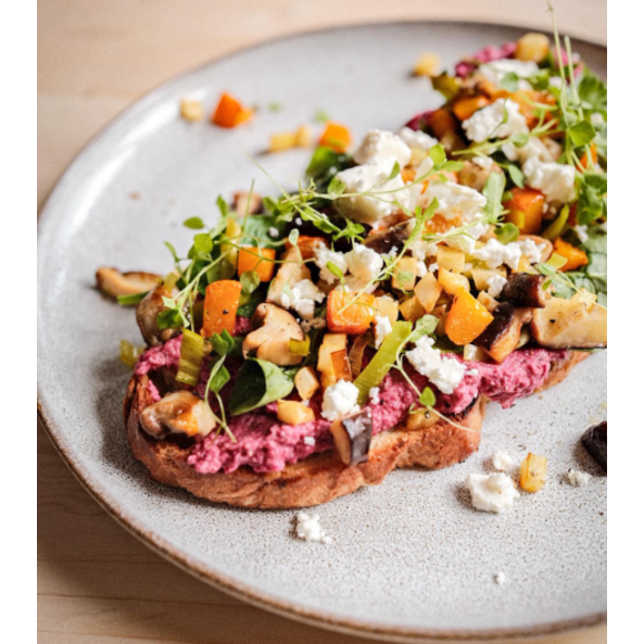 Geröstetes Sauerteigbrot mit Hummus & Wintergemüse