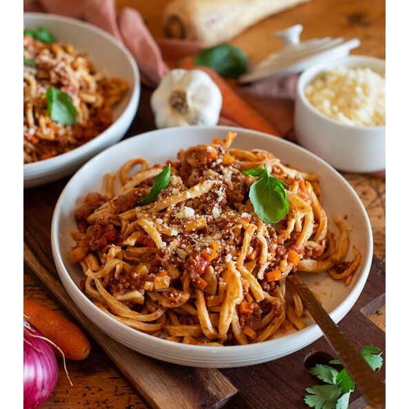Klassische Bolognese mit handgeschnittenen Nudeln