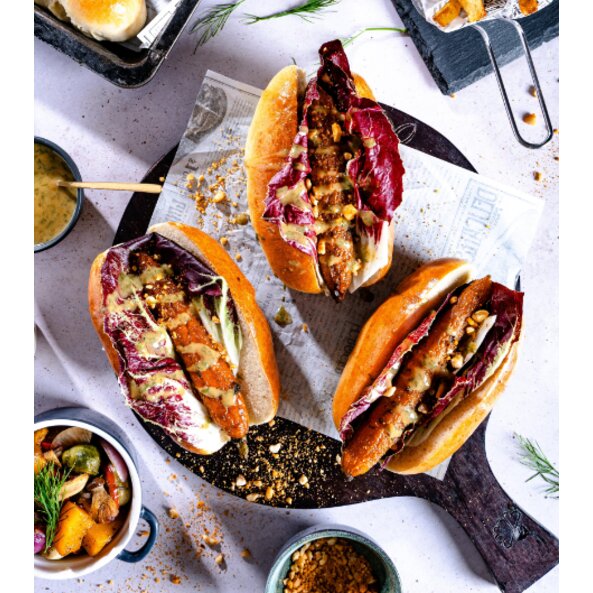 Hotdog s dušenou mrkví a medovo-hořčičnou omáčkou