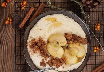 Grießbrei mit Apfel und Nusscrumble | © SONNENTOR/Carletto Photography