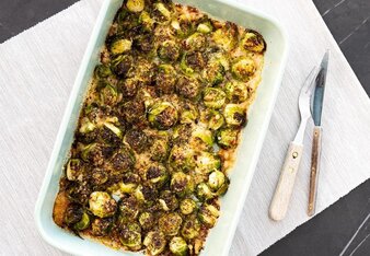 The finished crispy cabbage sprouts were placed in the casserole dish and sprinkled with “The Best for Leftovers” seasoning. | © SONNENTOR